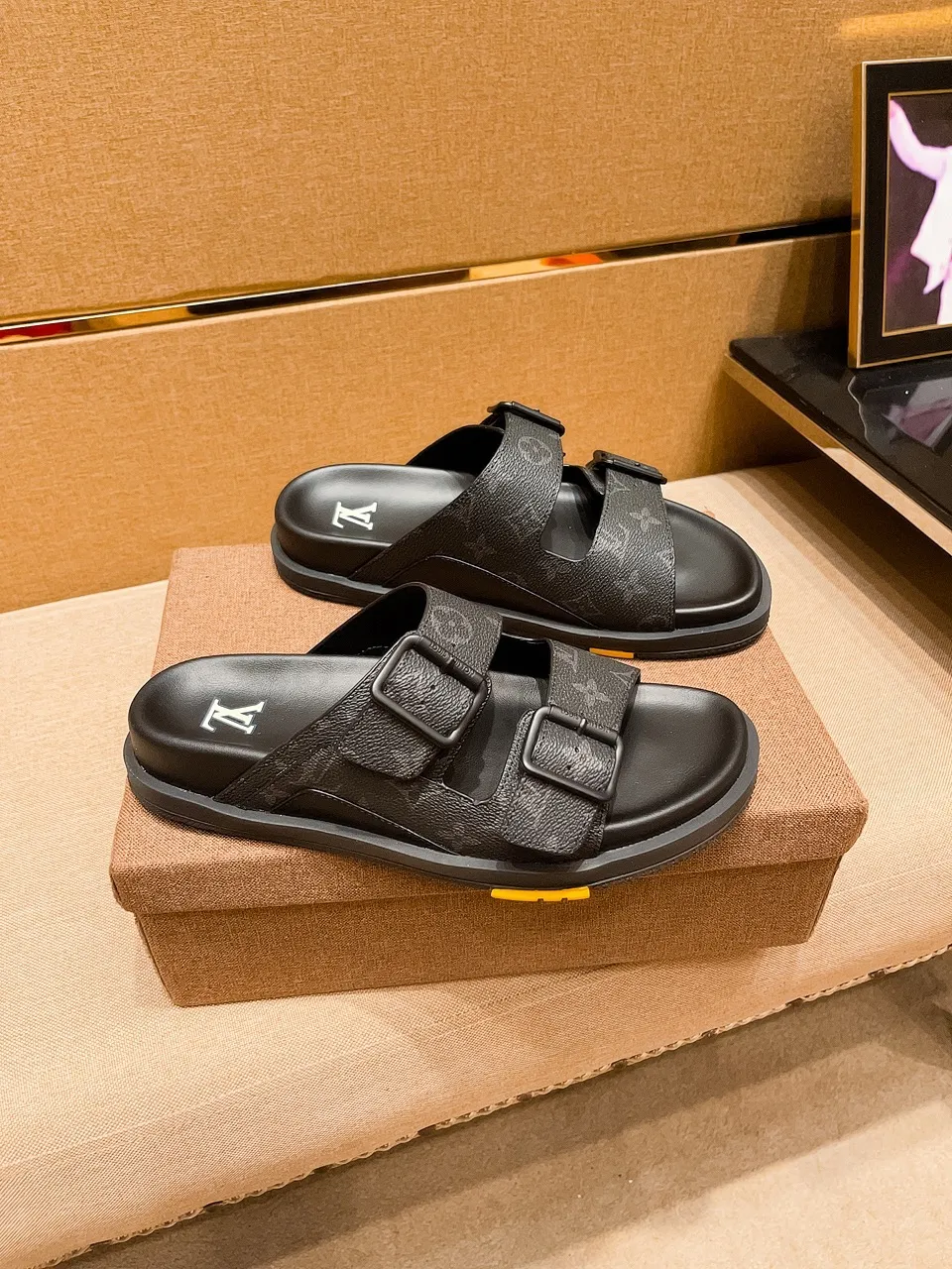 Men's shoes 💰 380 💰 New model on the market 🔥 [LV 🔥 Slippers] High-end 1:1 mold customization of first-layer cowhide, original upgraded version of the outsole, lighter and non-slip. The market's top quality, fashionable and trendy, versatile and popular, simple yet tasteful, a must-have for fashionistas, exuding a fashionable and casual atmosphere, fashion is at your feet, full of confidence, the same style at the counter 👍The season of spring and summer slippers is here, they are super beautiful to wear, 38-44, multiple colors available🔥